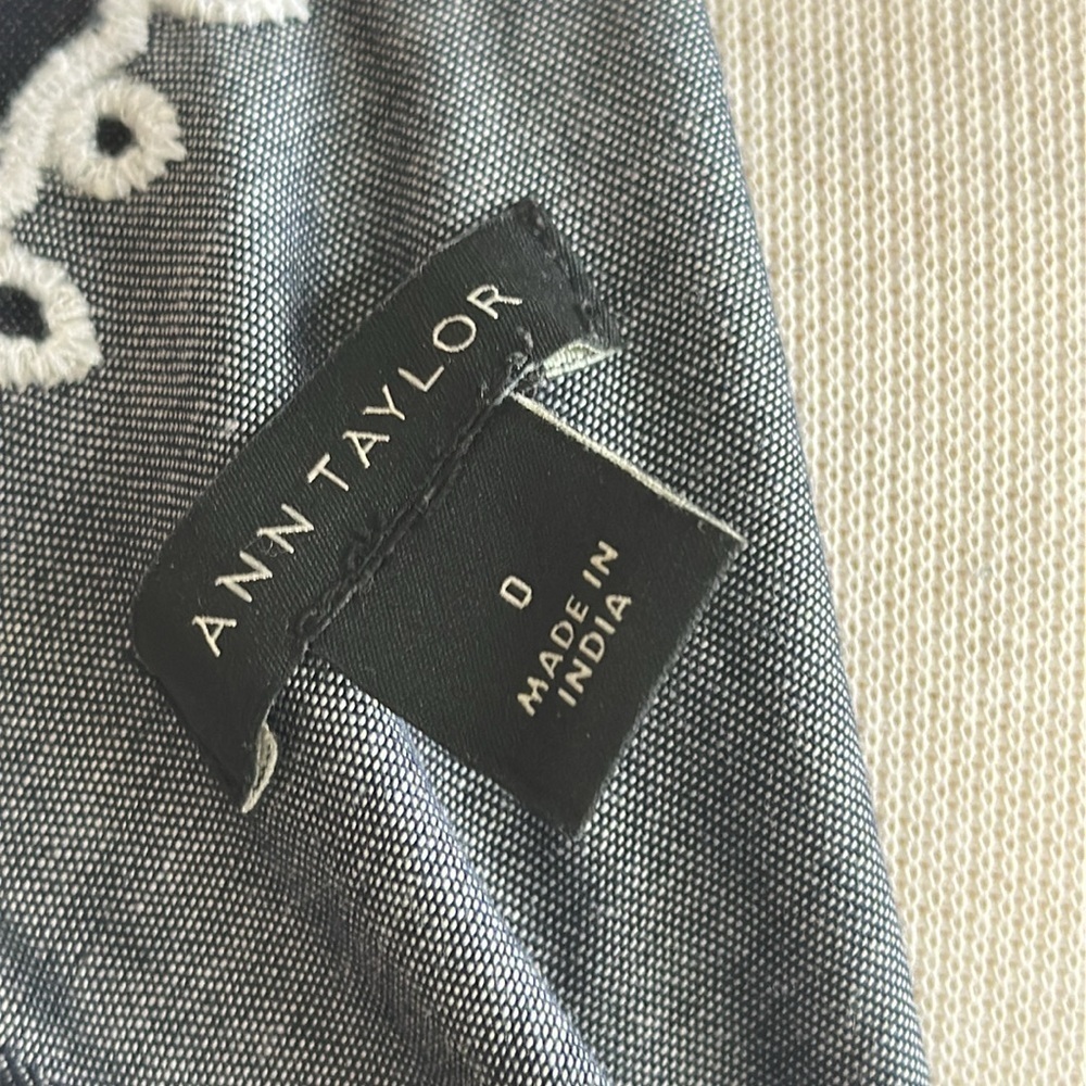 Ann Taylor Embroidered Sleeveless Shift Dress Floral Chambray Size 0 EUC - Picture 7 of 8